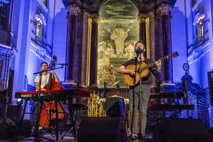 Die Kirche im Dorf lassen - Himmlische Bilder von Villagers live beim Reeperbahn Festival 2016 