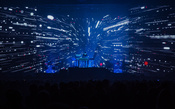Jean Michel Jarre hypnotisiert das Publikum in der Frankfurter Festhalle