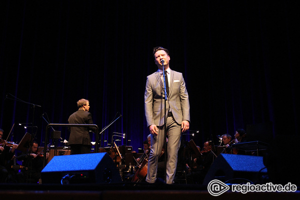 Das zweite Album - Opulent: Fotos von Get Well Soon & Orchester live im Nationaltheater Mannheim 