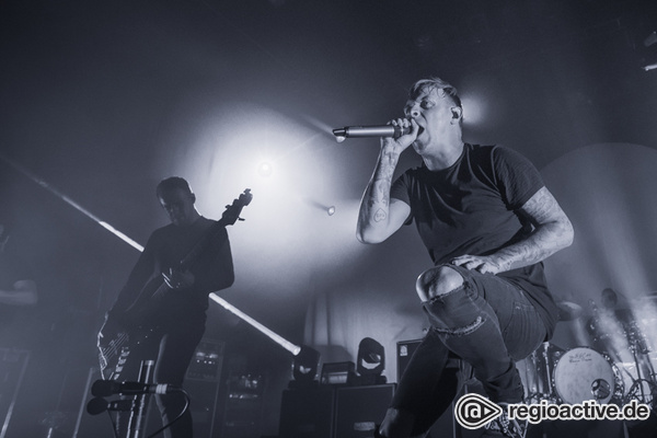 Zeit zum Crowdsurfen - Rohe Energie: Fotos von Architects live in der Batschkapp in Frankfurt 