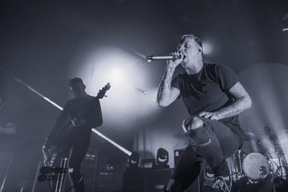 Zeit zum Crowdsurfen - Rohe Energie: Fotos von Architects live in der Batschkapp in Frankfurt 