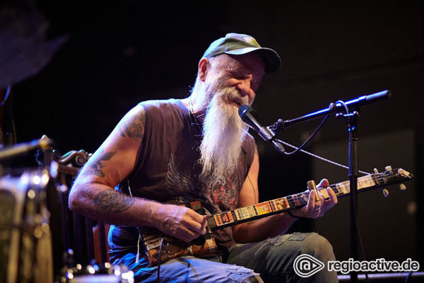 Sensationelle Gitarrenkünste - Seasick Steve fährt im Schlachthof in Wiesbaden sein ganzes Repertoire auf 