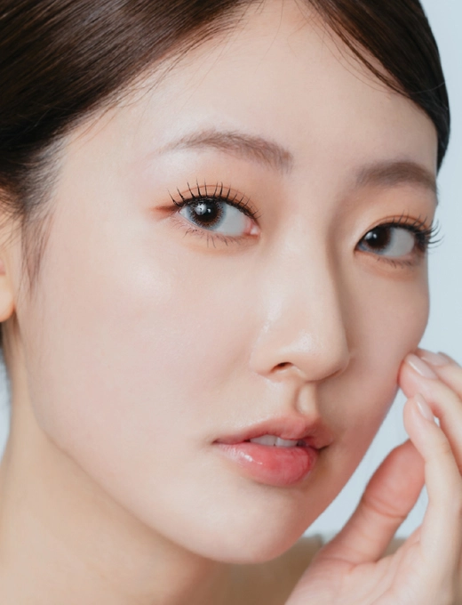 清爽透亮的灰藍色調交織微光內圈，呈現宛如寶石般澄澈的輕混血感。冷色系中透出隱約的立體光澤，打造自信俐落、都會高雅的精緻眼神。