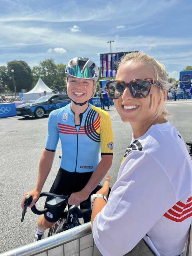 Magalie met haar zus Justine Ghekiere