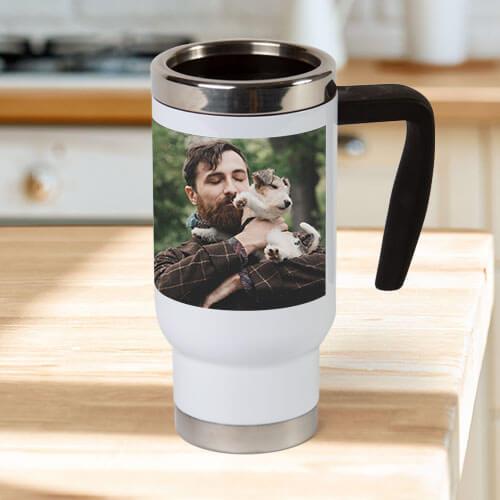 Un mug thermos personnalisé avec une photo