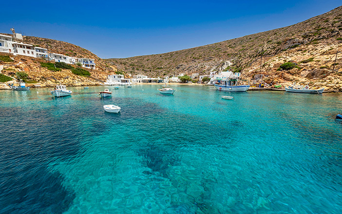 Θέα σε παραλία της Σίφνου