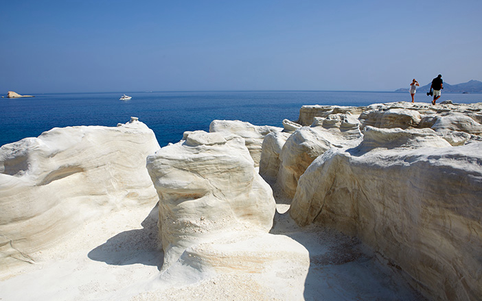 Οι εντυπωσιακοί λευκοί βράχοι στο Σαρακήνικο