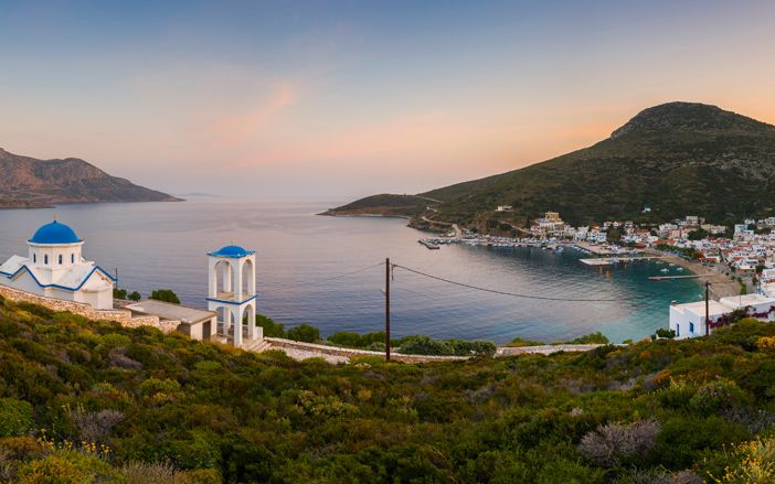 Το όμορφο εκκλησάκι στους Φούρνους με θέα το νησί