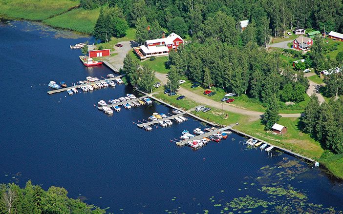 The warm, shallow waters of the Nabben are well-known