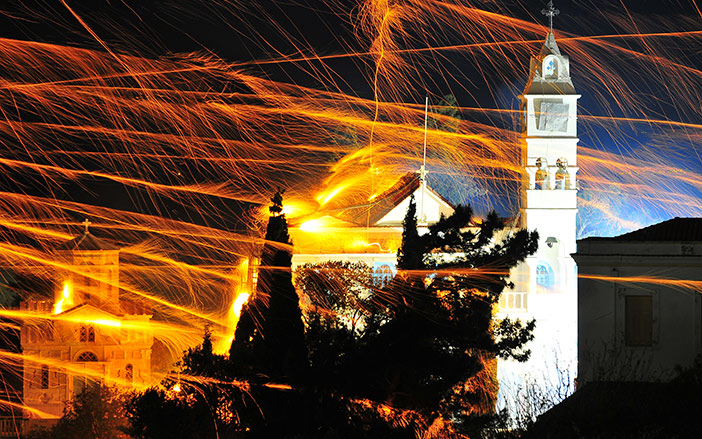 Το έθιμο του Ρουκετοπόλεμου μετά την Ανάσταση στο Βροντάδο
