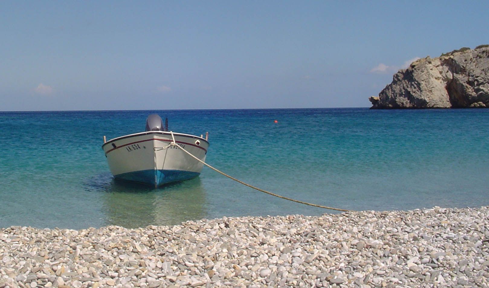 Γαλανή παραλία στο κέντρο της Νισύρου