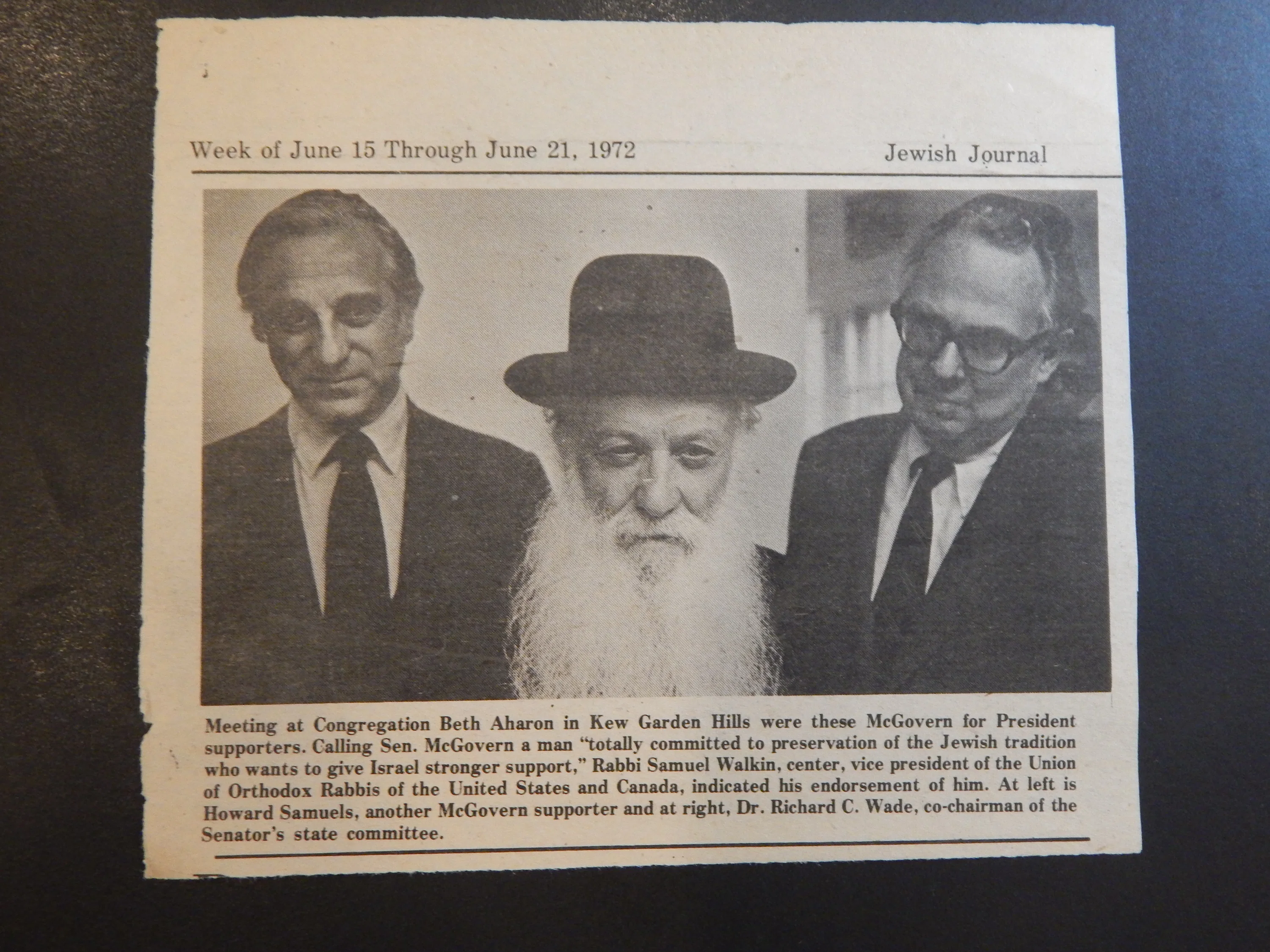רבי שמואל דוד וואלקין פוליטיקאים בביקור אצלו (11)