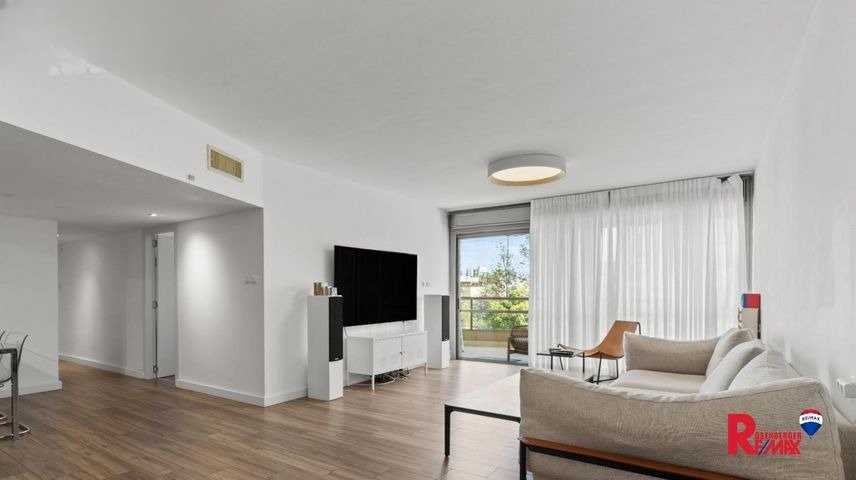 Modern Holon Haven