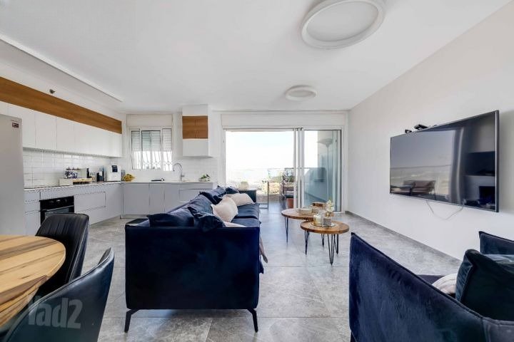 Panoramic Modern Oasis