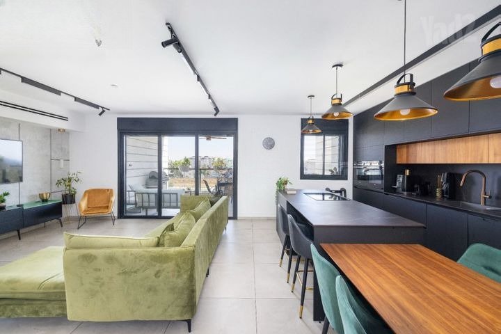 Spacious Modern Oasis