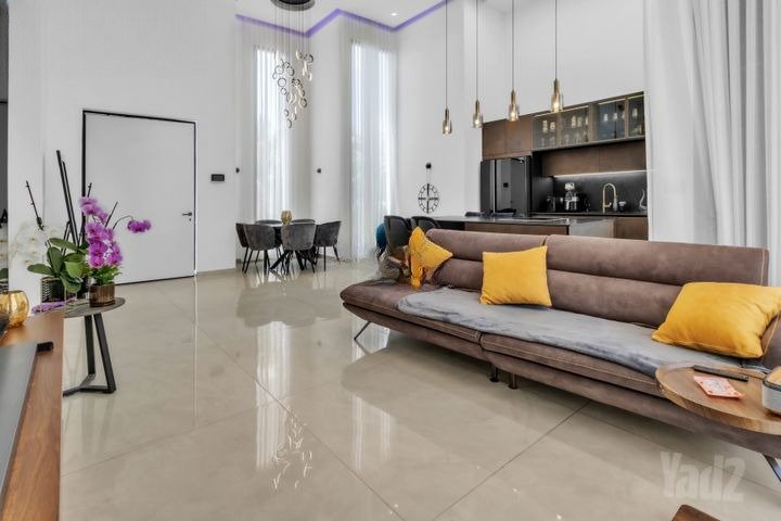 Modern Pool Estate