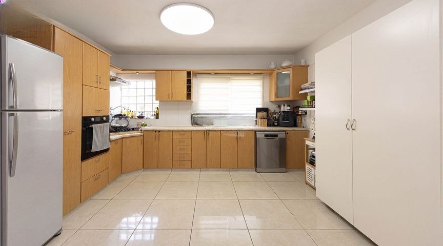 Spacious Zoran Estate