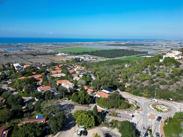 Vast Zikhron Estate