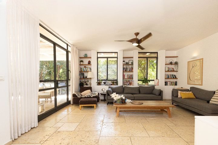 Spacious Garden Villa