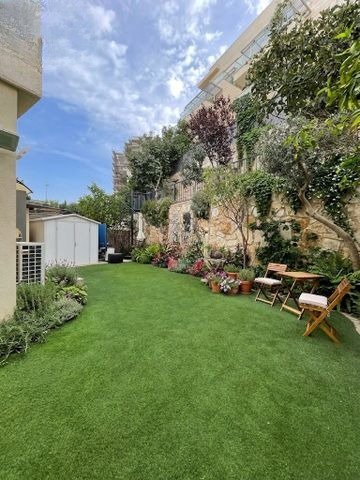Luxurious Garden Cottage