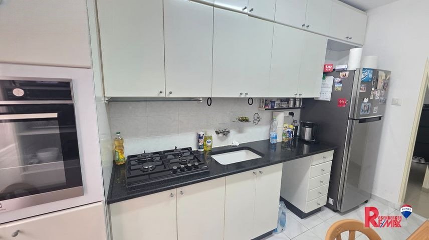 Spacious Balfour Apartment