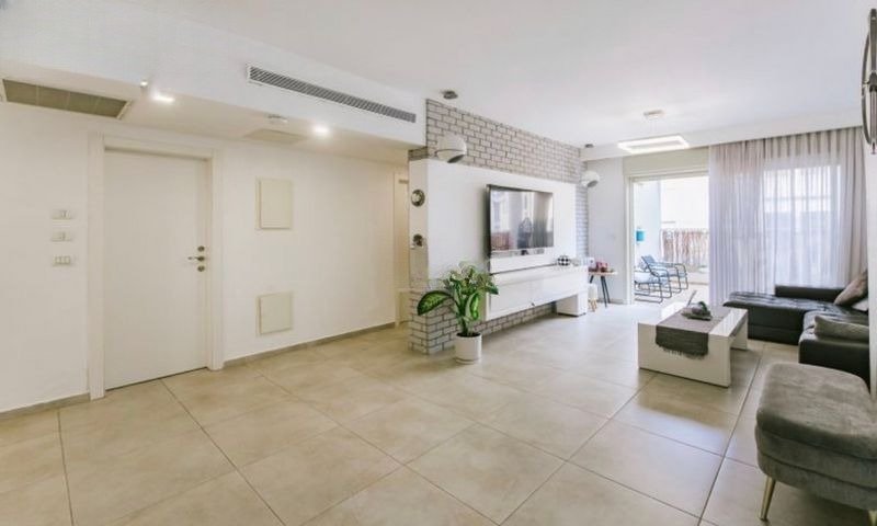 Degel Yisrael Balcony