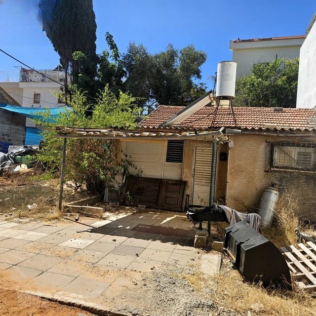 מגרש בדב הוז