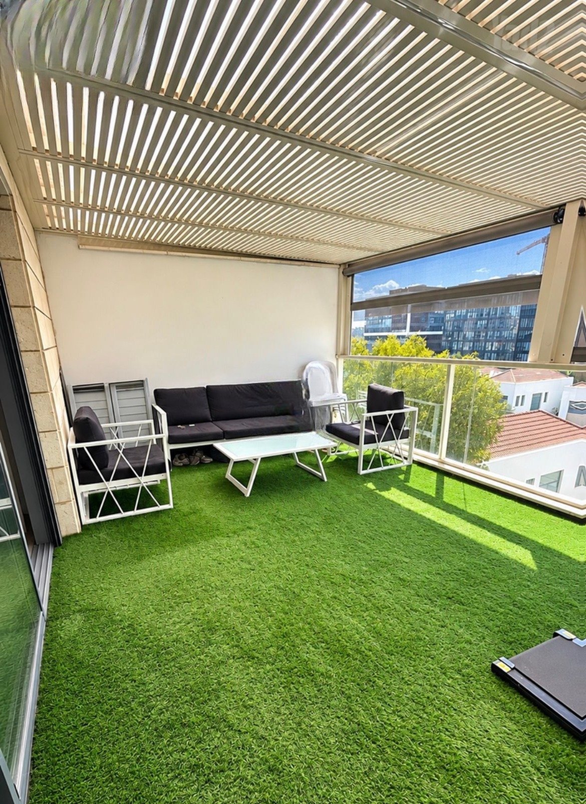 Modern Hoshen Apartment
