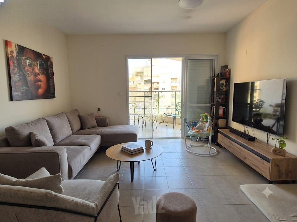 Sunlit Magdiel Apartment