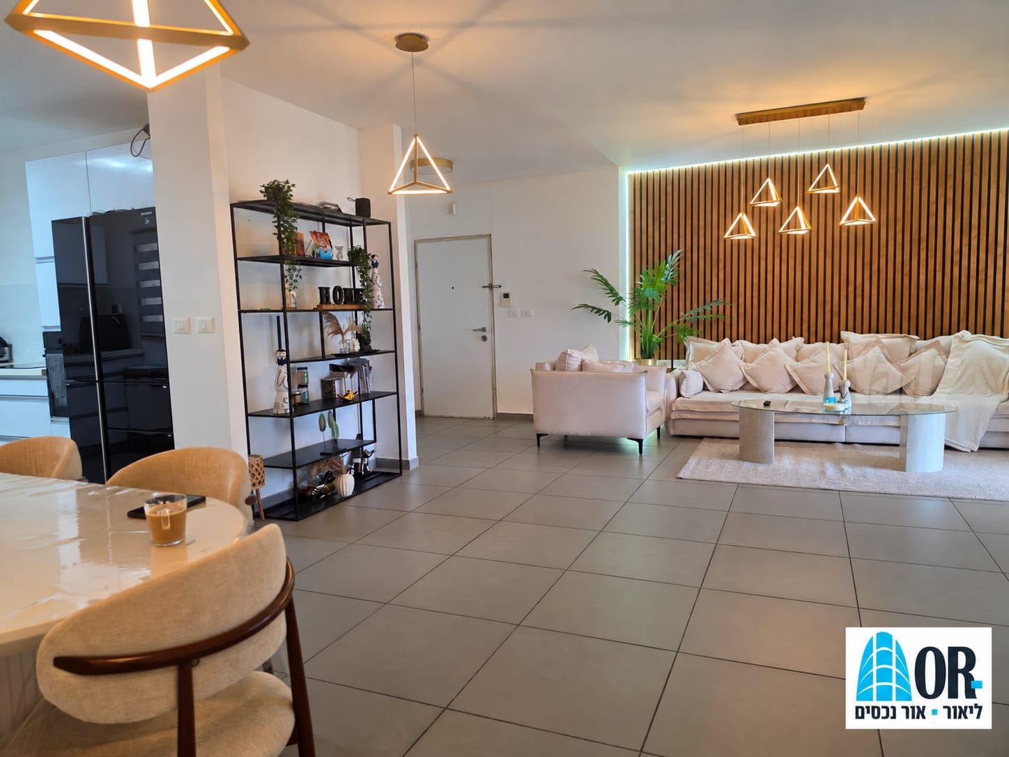 Modern Hoshen Apartment