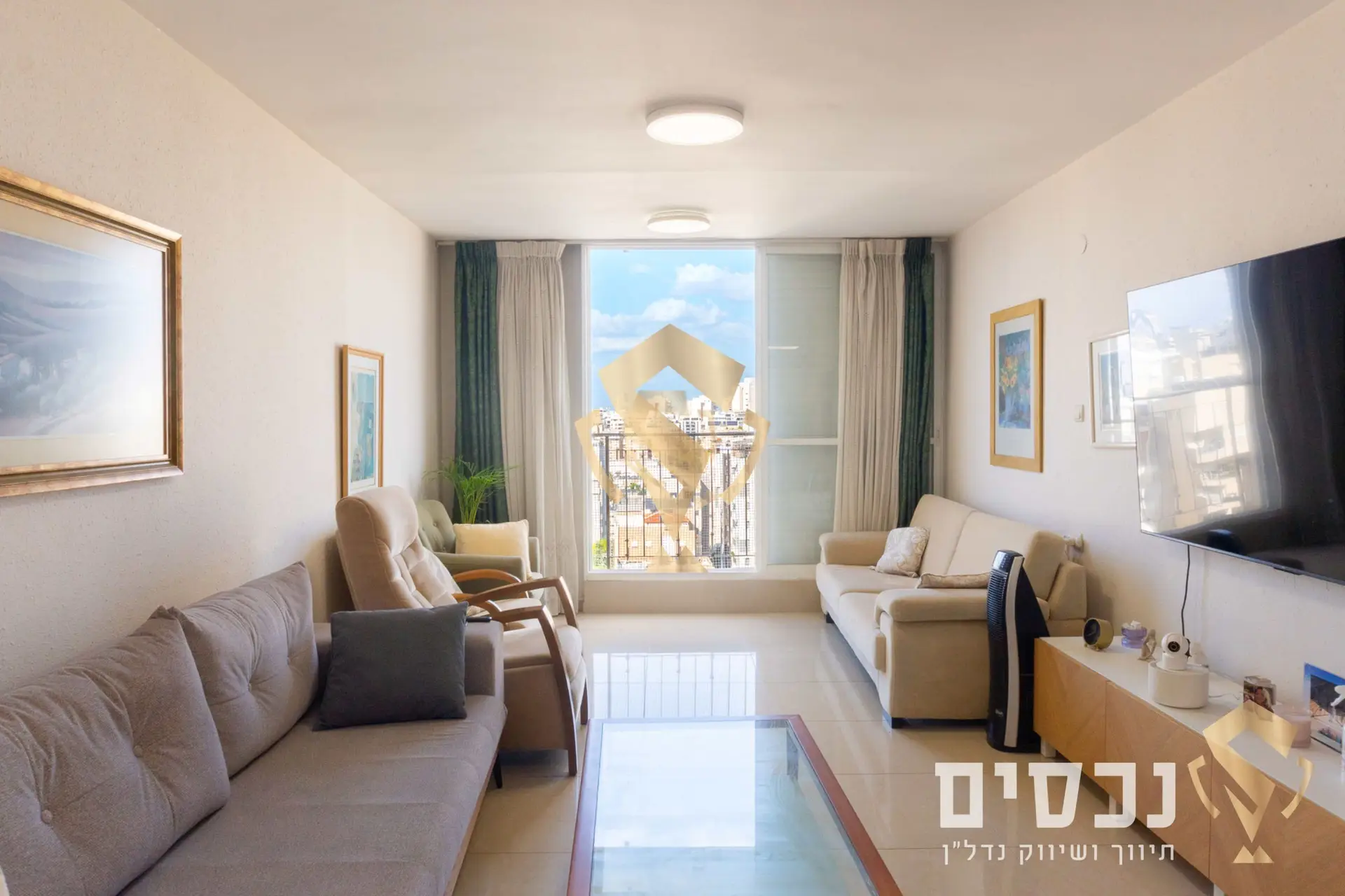 פנינה רמת-גנית מוארת