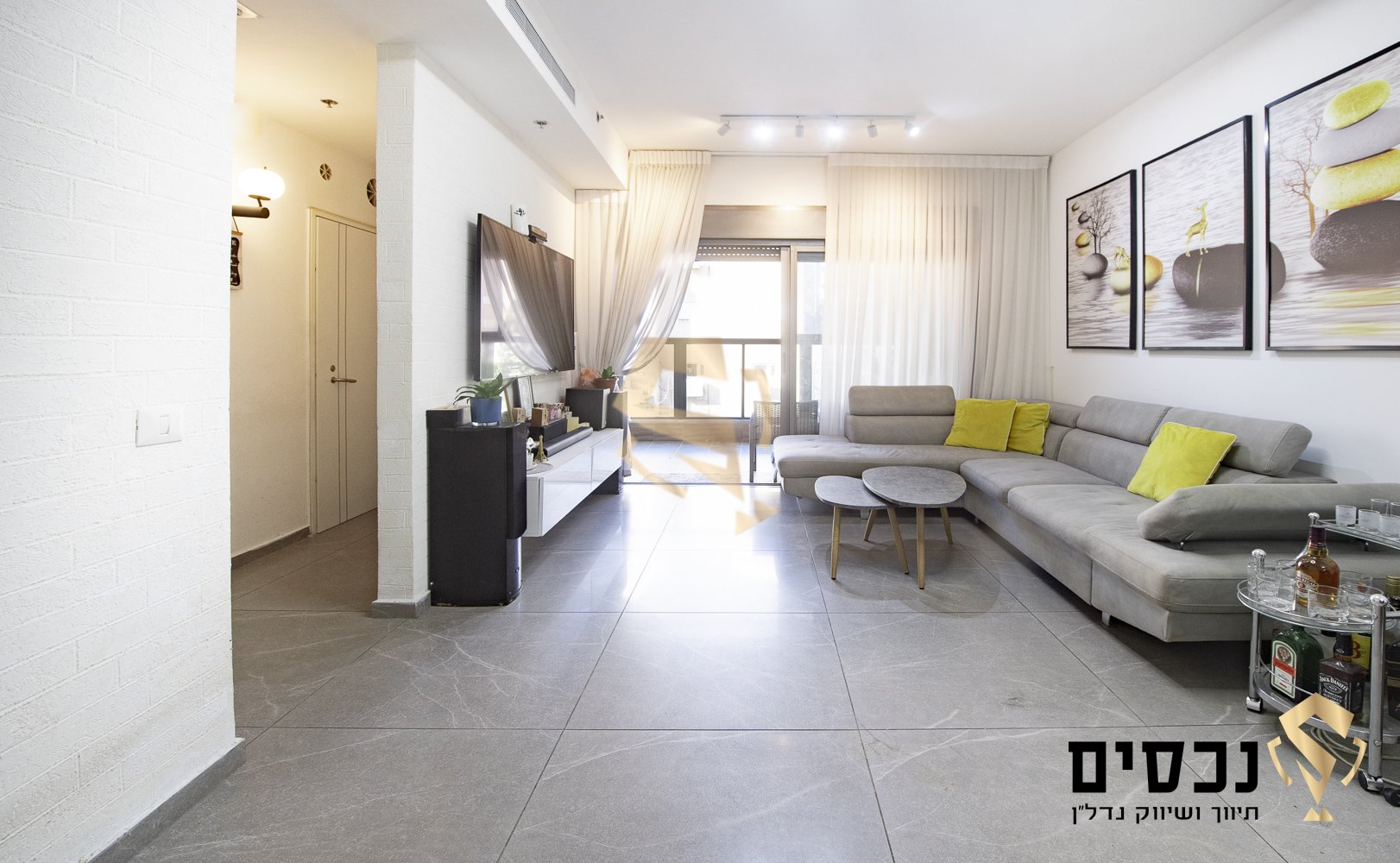 פנינה מודרנית בקרול