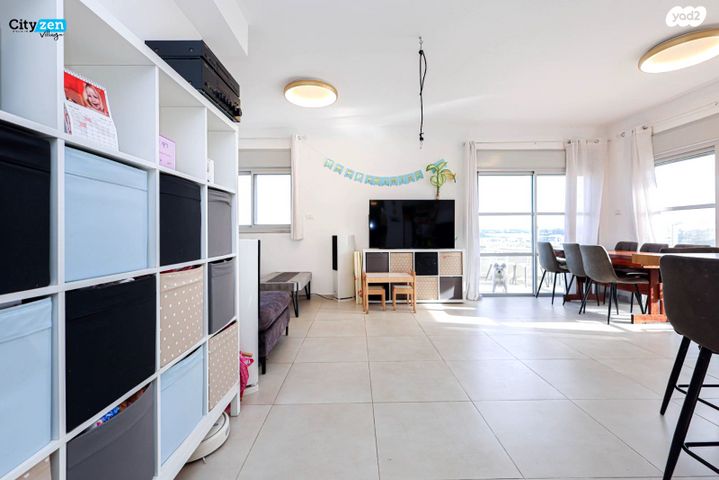 Sunny Panoramic Retreat