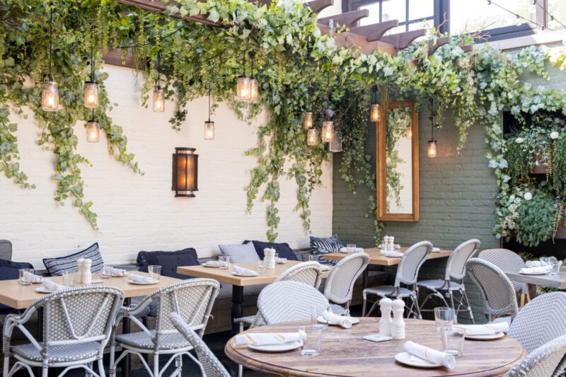 Courtyard at Summer House - Lincoln Park