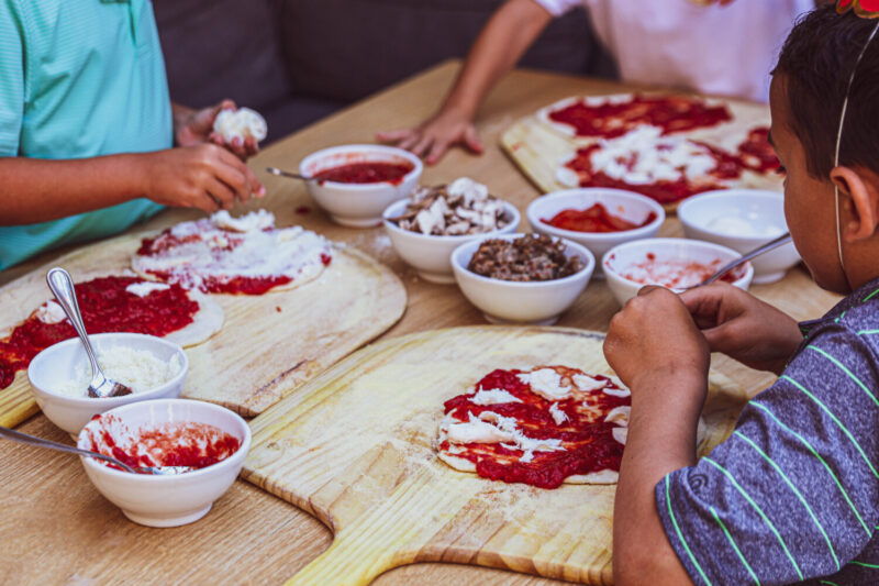 Kids making pizza