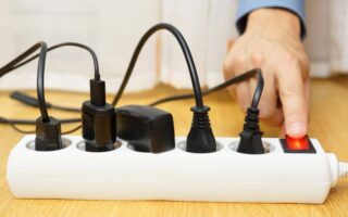 Les dangers de l’électricité à la maison : le cas des appareils débranchés