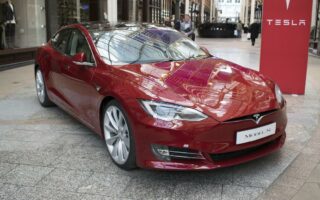 Tesla : une Model S pollue-t-elle plus qu’une voiture à essence ?
