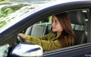 Jeunes conducteurs : faut-il acheter ou louer votre première voiture ?