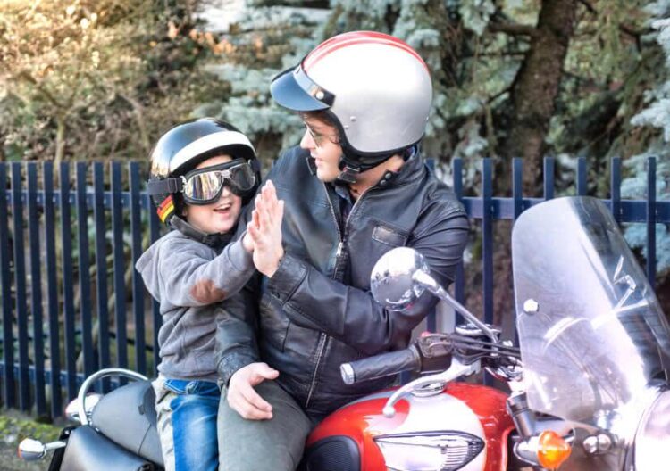 Transport D Un Enfant A Moto Que Dit La Loi Lesfurets