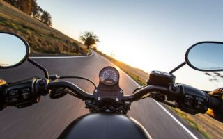 Focus sur le freinage à moto : techniques et systèmes de freins