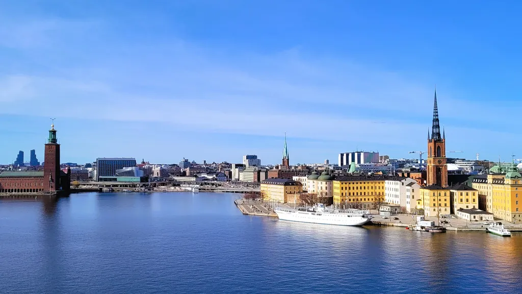 Riddarholmen mit Stadshuset vom Monteliusvägen aus gesehen Stockholm: Spaziergang im Zentrum und Szeneviertel individuelle Stadtführung