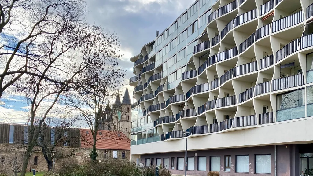 Die Wobau Welle mit Kloster und Dom im Hintergrund Magdeburg Führung - Dom, Kloster, Grüne Zitadelle individuelle Stadtführung