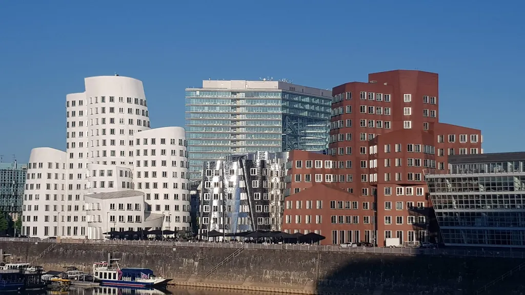 Dreiste Diebe stehlen die Flossis im Medienhafen individuelle Stadtführung