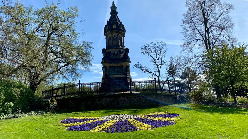Der Fürstenwallpark mit dem Kriegerdemkal Magdeburg entdecken: Die prachtvolle Hegelstraße individuelle Stadtführung