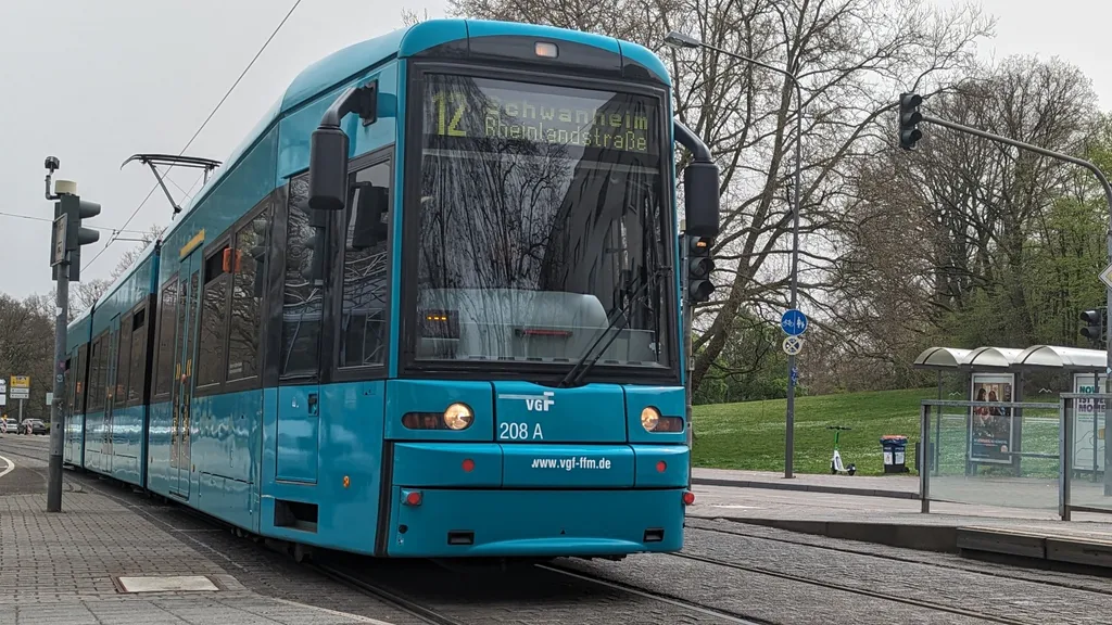 Unser heutiges Fortbewegungsmittel! Stadtrundfahrt Frankfurt mit der Straßenbahn 12 individuelle Stadtführung
