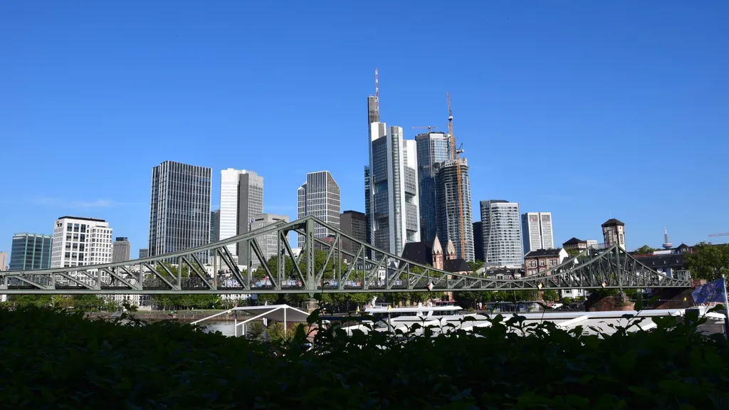 Blick von Frankfurt Sachsenhausen über den Main, Eiserner Steg zur Skyline Frankfurt, ganz entspannt - Sachsenhausen und Main individuelle Stadtführung