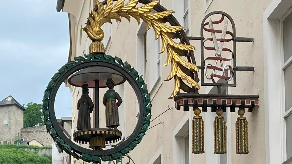 Zunftzeichen Salzburg Schnitzeljagd: Mozart, Dom & geheime Orte individuelle Stadtführung