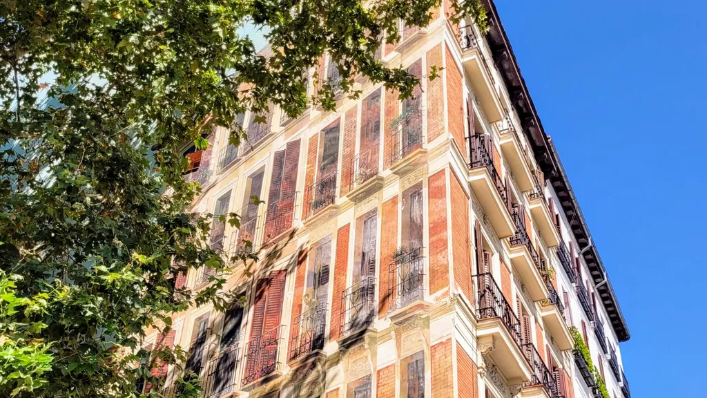 Perspektivisches Mural an der Plaza de los Carros Madrid: Mauren, Christen und Moderne in La Latina individuelle Stadtführung