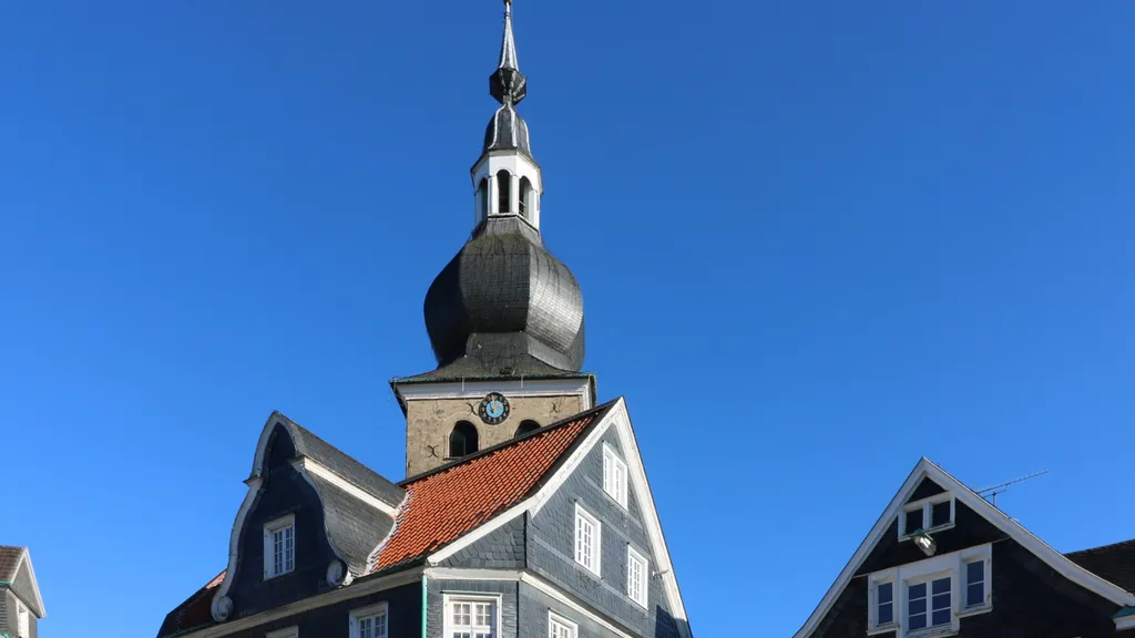 Turm der evangelischen Stadtkirche Röntgenmuseum und Fachwerk in Remscheid-Lennep individuelle Stadtführung
