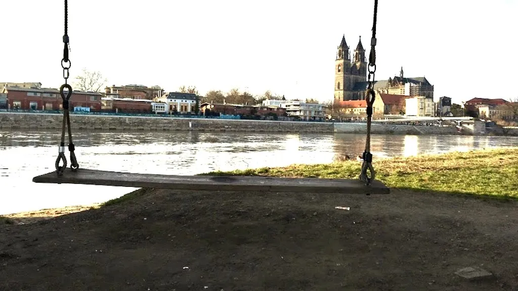Blick von der Schaukel unter der Brücke über die Elbe auf den Dom Magdeburg entdecken - Der Stadtpark Rotehorn individuelle Stadtführung